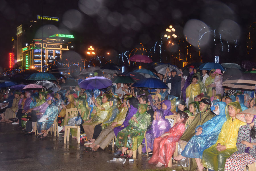 Đội mưa xem biểu diễn nghệ thuật tại Lễ kỷ niệm 990 năm Thanh Hóa