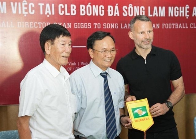 Football legend Ryan Giggs meets Nghe An, Ha Tinh clubs, fans