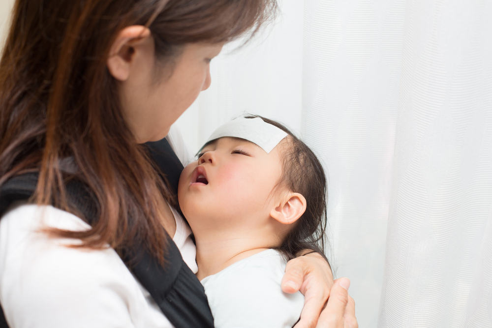 Sốt cao co giật ở trẻ em: Bác sĩ hướng dẫn xử trí đúng cách ngay tại nhà