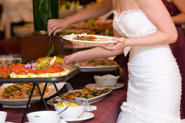 Cô dâu tá hỏa khi khách mang 7 hộp thức ăn to lấy phần trong tiệc cưới