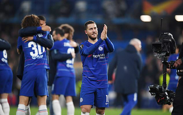 Hazard vẫy tay chào tạm biệt CĐV Chelsea