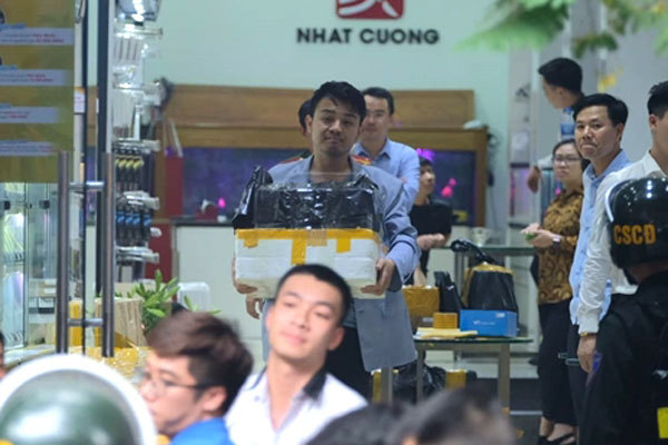 Nhật Cường mobile: 12 tiếng khám xét, thu giữ nhiều tài liệu