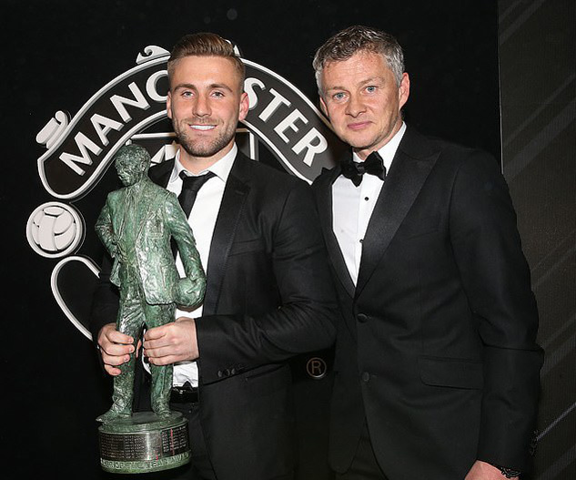 Gala MU: Luke Shaw thắng lớn, Pogba khoe bồ xinh