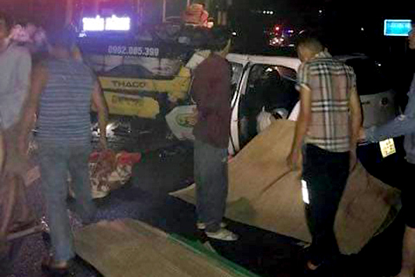 Quảng Ninh: Taxi đâm trực diện xe khách trong đêm, 3 người chết