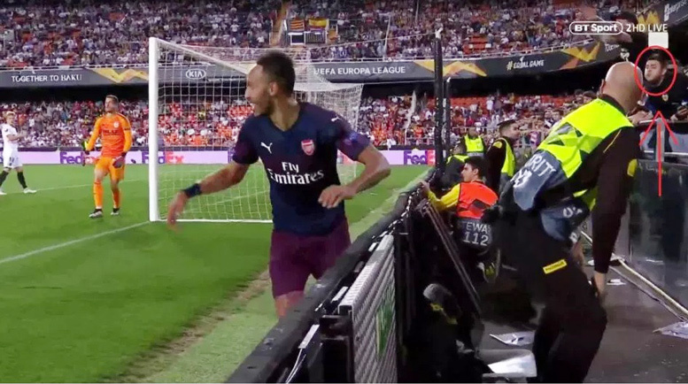 Aubameyang bị CĐV Valencia 