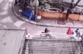 Video: Nữ tài xế Camry đi lùi cán chết người trong ngõ Hà Nội