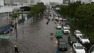 Mưa lớn, đường thành sông, người Sài Gòn ì oạp vượt sóng về nhà