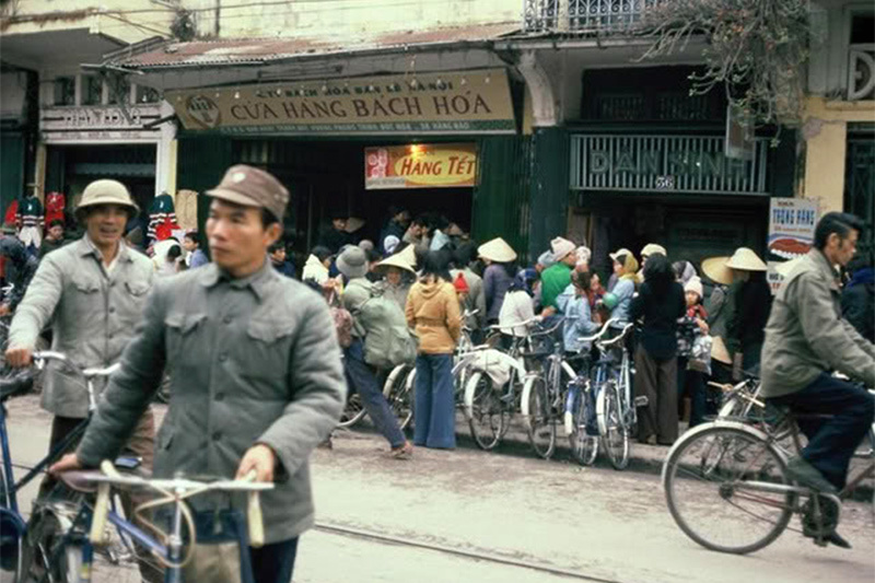 Mẹ làm mậu dịch, con gái được bạn yêu, thầy quý, đắt chồng