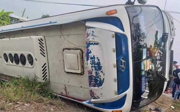 Lật xe trên quốc lộ, hàng chục người gào thét ở Long An