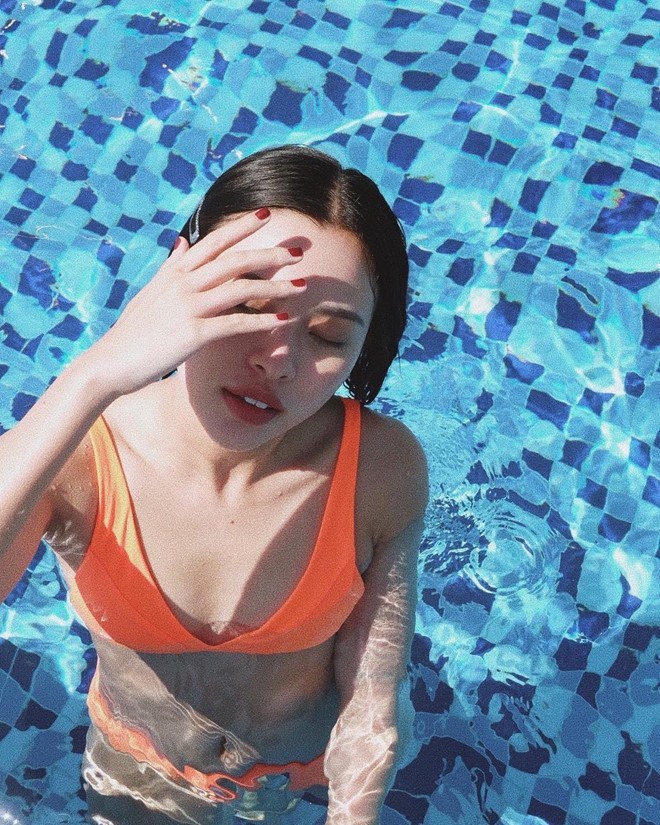 Tú Hảo đăng ảnh bán nude, ngày càng gợi cảm và nổi loạn