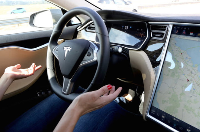 Trải nghiệm ô tô Tesla tự lái hoàn toàn, tài xế buông vô lăng