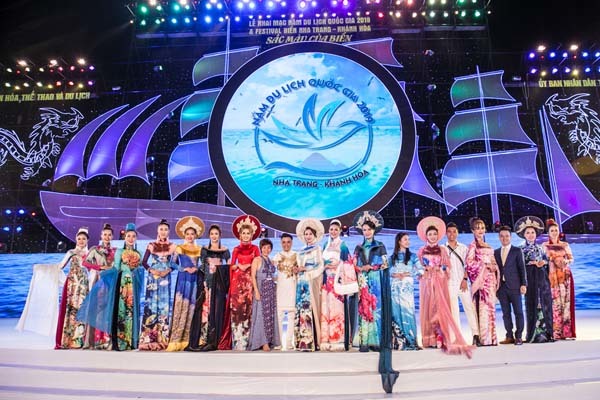 20 người đẹp mở màn Festival Biển Nha Trang trong tà áo dài thướt tha