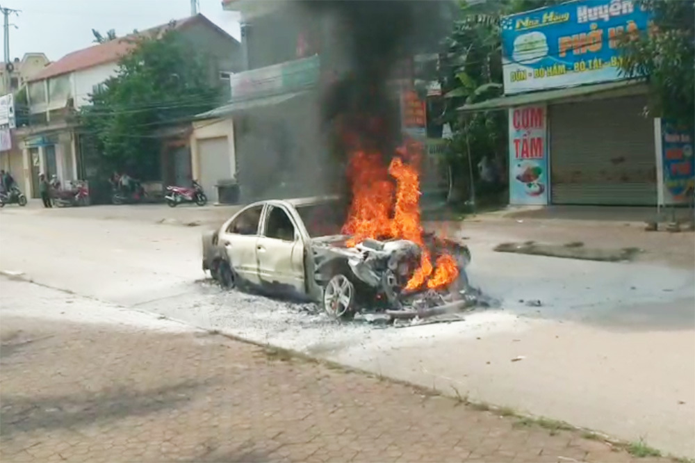 Xế hộp biển Hà Nội cháy trơ khung ở Nghệ An khi đi đám cưới - Ảnh 2.