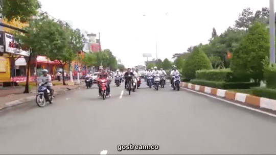 Chú rể dẫn đầu đoàn rước dâu, liên tục bốc đầu xe máy gây bức xúc