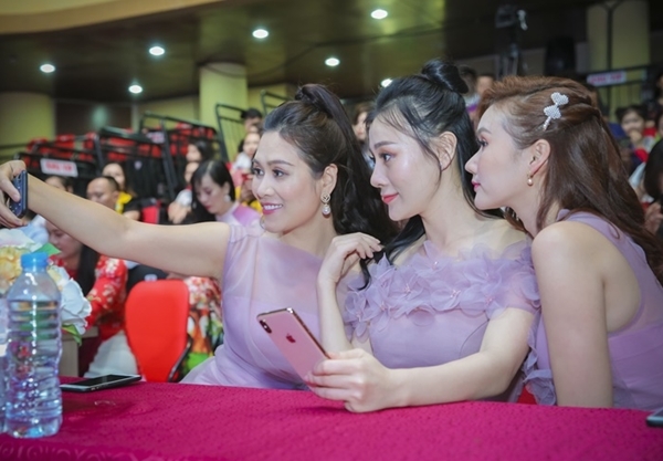 Phương Oanh, Hà Hương cười tươi selfie tại sự kiện thời trang