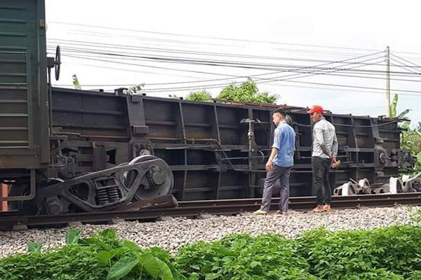 Tàu trật bánh lật toa xe ở Nam Định, đường sắt Bắc-Nam tê liệt