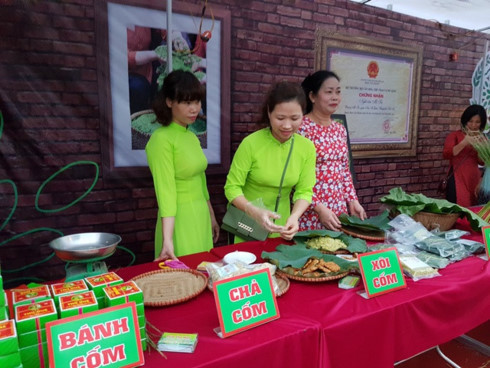 Me Tri’s young sticky rice flake making craft recognized as national heritage