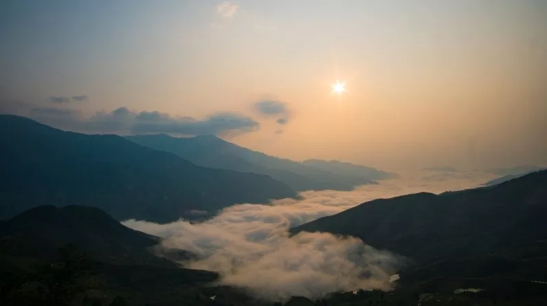 Hunting clouds on Ta Xua peak