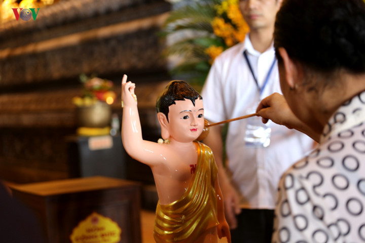 Thousands of pilgrims attend Buddha bathing ritual