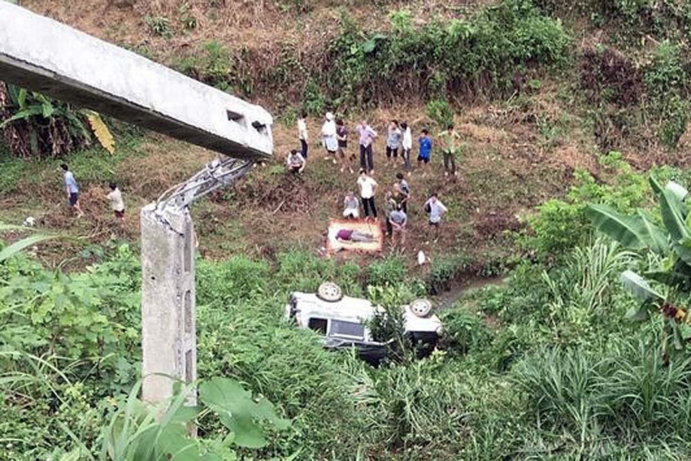 Ô tô 7 chỗ lao xuống vực ở Lào Cai, chồng chết, vợ nguy kịch