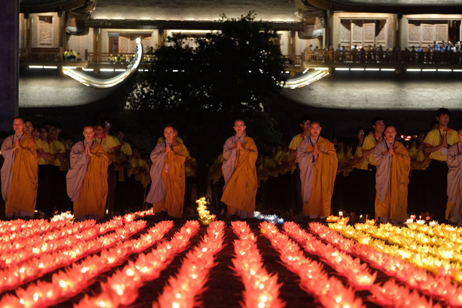 Thiêng liêng đêm hoa đăng cầu nguyện hòa bình thế giới tại Vesak 2019