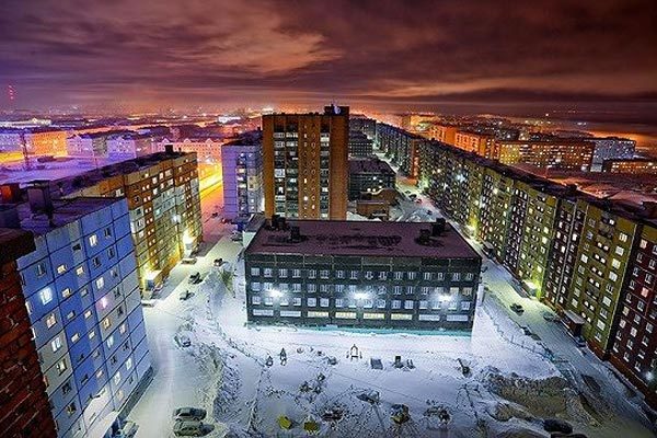 Thành phố lẫn lộn ngày đêm, cả tháng không ánh mặt trời