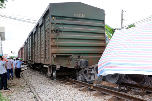 Train derails in Nam Dinh, paralyses North-South route