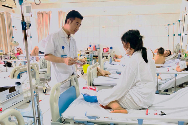 Nữ thợ hồ rơi từ tầng 2 xuống đất, cổ họng bị xé toạc