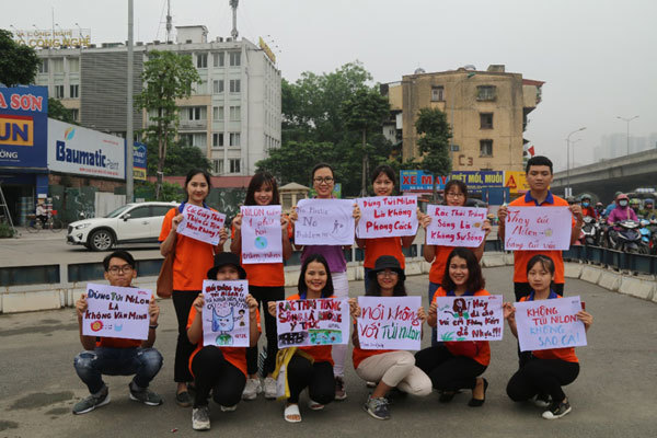 SV Hà Nội truyền thông điệp ‘nói không với túi nilon’