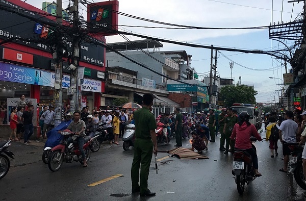 Thiếu nữ trượt ngã trong mưa bị xe tải cán chết thương tâm ở Sài Gòn