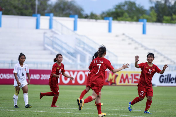 Vietnam enter semi-finals of AFF U15 football champs