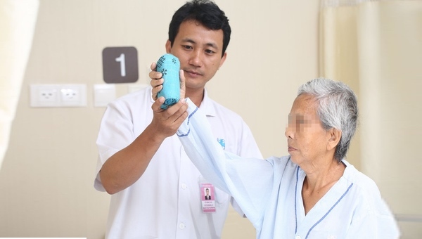 Người phụ nữ bị liệt toàn thân sau khi tự ý chích thuốc tại nhà