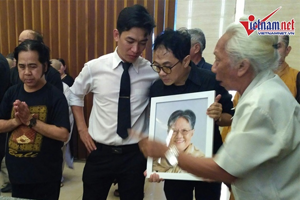 NSƯT Thành Lộc bần thần khi linh cữu của mẹ được hoả táng