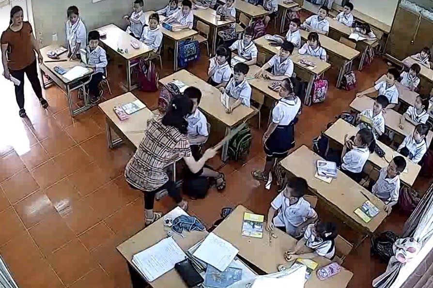 Cô giáo tát mặt và vụt thước liên tiếp, trẻ lớp 2 phải đi viện