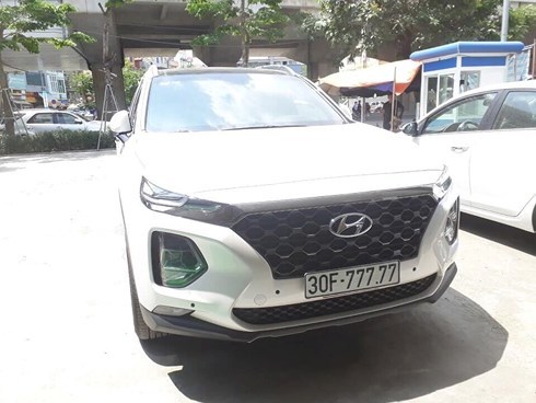 Thêm chiếc Hyundai Santa Fe đeo biển ngũ quý tiền tỷ ở Hà Nội