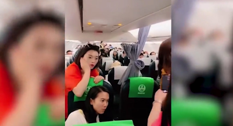 Bà mẹ không cho đóng cửa máy bay để chờ con gái mua hàng miễn thuế