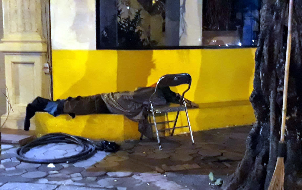 Äi xe ga, có nhà Hà Ná»i vẫn nháºn quà từ thiá»n cho ngưá»i nghèo