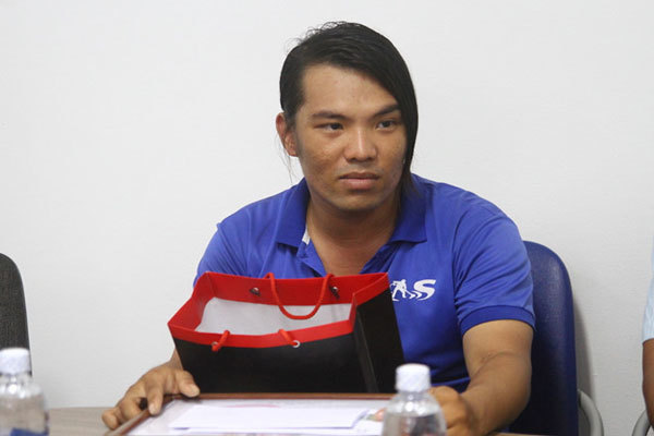 Thanh niên dọn rác nhặt được 7.400 USD và hành động bất ngờ