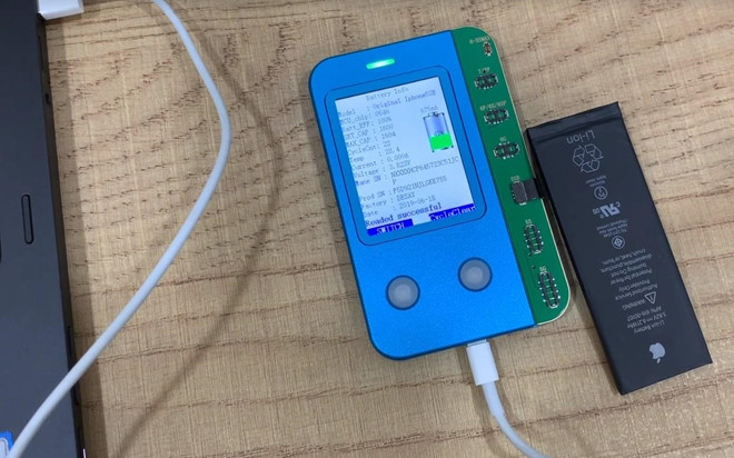 Thiết bị lạ 'phù phép' pin iPhone cũ thành mới ở VN