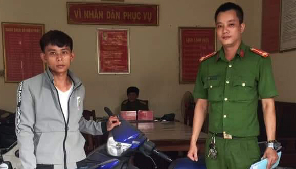 Thanh niên Quảng Trị 'bật khóc' khi được công an gọi lên trả xe máy