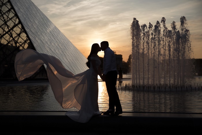 Đạo diễn 'Cua lại vợ bầu' hôn vợ 9X bên tháp Eiffel
