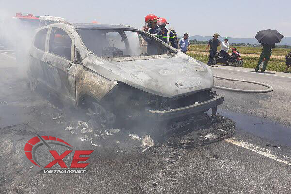 Vụ cháy ô tô Ford Eco Sport: Có rơm cuốn gầm xe