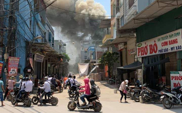 Hà Nội: Xưởng mộc 200m2 sát nhà dân bốc cháy dữ dội