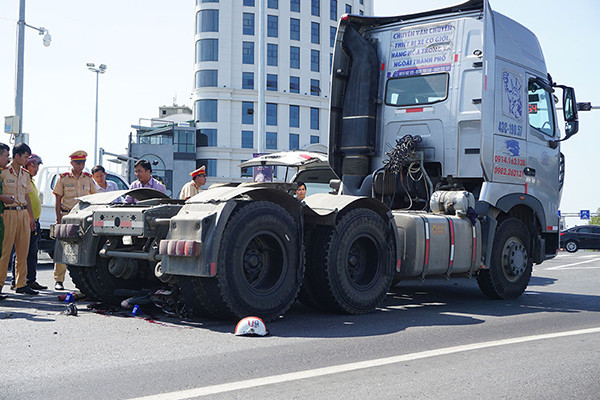 Đà Nẵng: Nam công nhân bị cuốn vào gầm container, xe máy nát bét