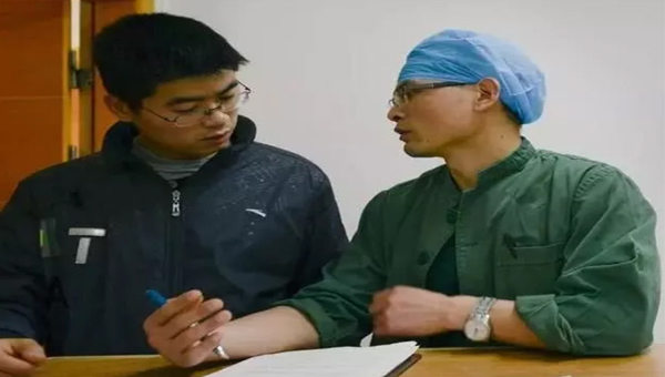 Người đàn ông trẻ bị ung thư gan, bác sĩ khuyến cáo 3 thói quen cực hại