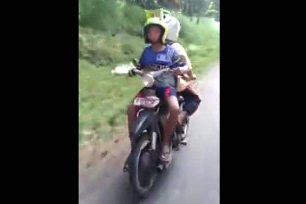 Cận cảnh chiếc xe máy 'đi ngược' kỳ quái