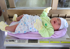 Vừa chào đời, bé trai Quảng Ninh đã to bằng trẻ 3 tháng khiến bác sĩ ngỡ ngàng