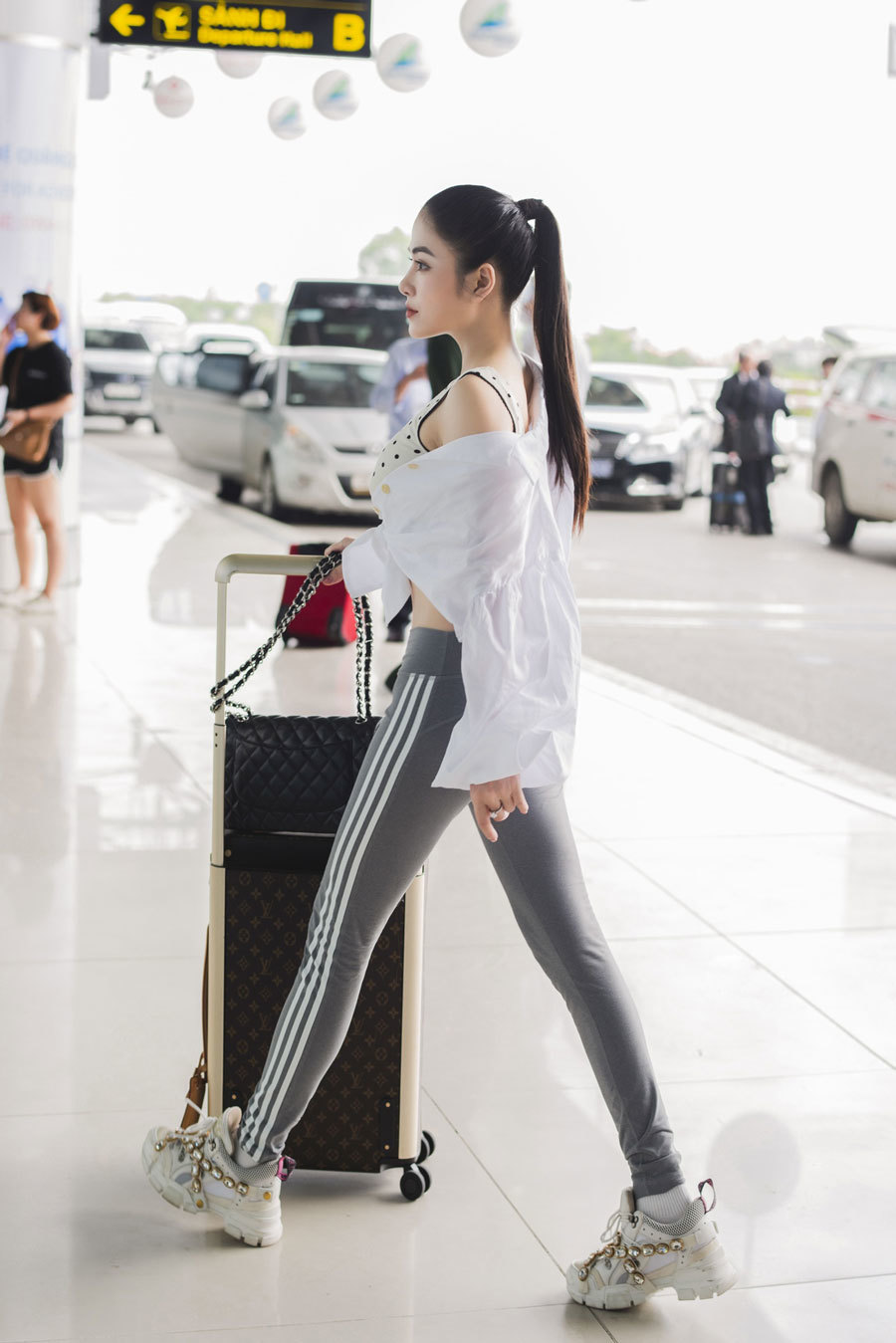 Người đẹp xứ Thanh mang 50kg trang phục dự LHP Cannes