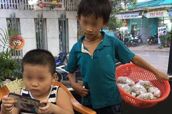 1 bức ảnh, 2 số phận: Hình ảnh cậu bé bán hàng rong lặng lẽ 