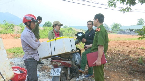 Kỳ lạ: Phóng điện bắt giun, mổ bụng phơi khô bán cho người bí ẩn